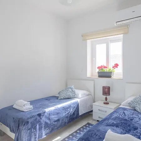 F5 3, Private Two Single Beds Shared Bathroom In Shared Flat Homestay