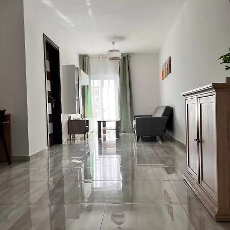 F5 3, Private Two Single Beds Shared Bathroom In Shared Flat בית אירוח