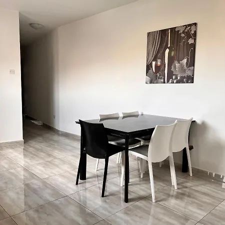 F5 3, Private Two Single Beds Shared Bathroom In Shared Flat *