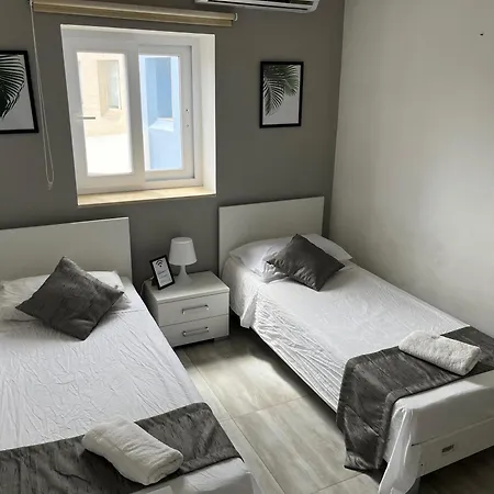 F5 3, Private Two Single Beds Shared Bathroom In Shared Flat * Msida