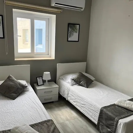 F5 3, Private Two Single Beds Shared Bathroom In Shared Flat