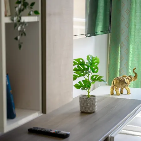 F5 3, Private Two Single Beds Shared Bathroom In Shared Flat