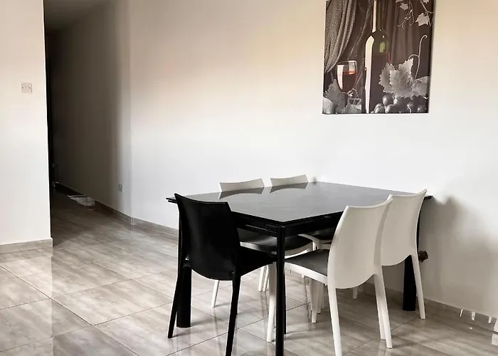 F5 3, Private Two Single Beds Shared Bathroom In Shared Flat *